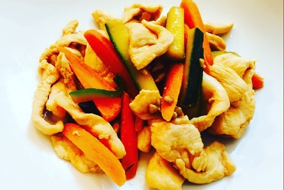 Pollo con verdure saltate e mandorle