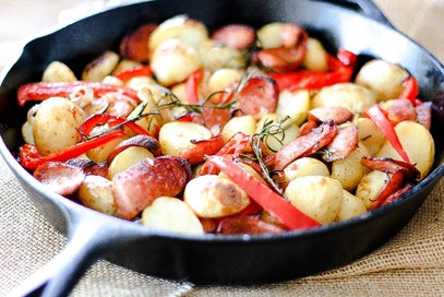 Salsiccia al forno con patate e peperoni