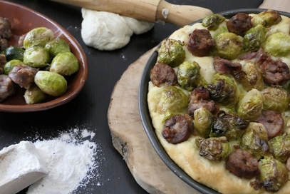 Pizza cavolini di bruxelles e salsiccia