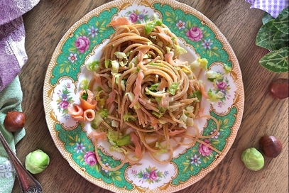 Spaghetti quadrati al salmone, cavolini e castagne