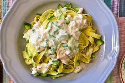 Tagliatelle alla crema di salmone e zucchine