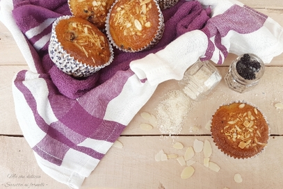 Muffin alle more con cocco e mandorle