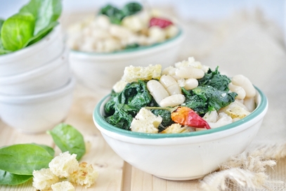 Insalata tiepida di spinaci e fagioli con pane