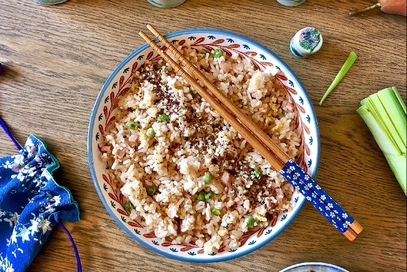Riso integrale alla cantonese con porri