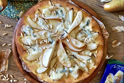 Focaccia alle pere, gorgonzola e pinoli