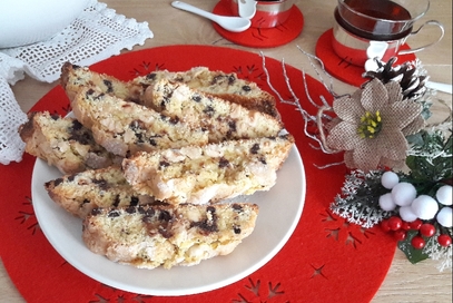 Cantucci alle nocciole e cioccolata