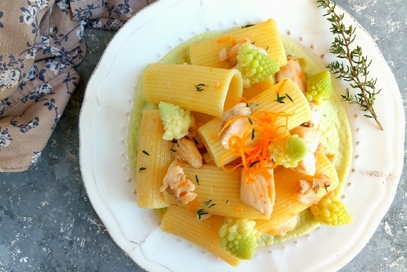 Rigatoni con trota salmonata e broccolo romanesco