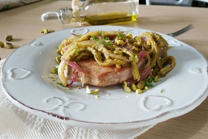 Tonno con zucchine e cipolle caramellate