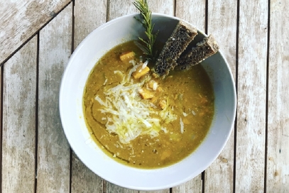 Zuppa di zucca con lenticchie e rosmarino