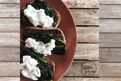 Crostini integrali con cavolo nero e burrata