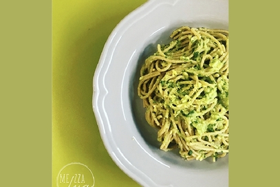 Spaghetti integrali con avocado e basilico