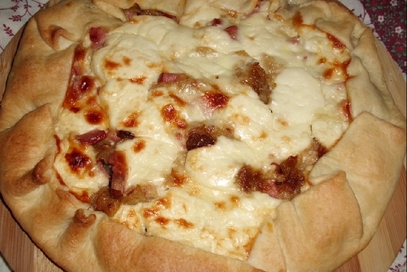 Torta salata wurstel e stracchino