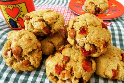 Biscotti all'avena con nocciole e uvetta