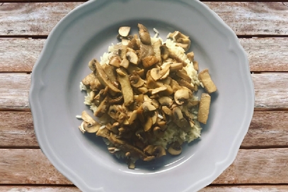 Seitan in padella con funghi e limone