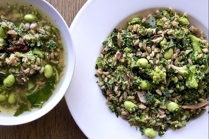 Minestra di farro con broccoli, edamame e funghi