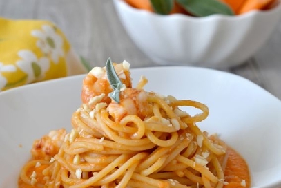 Spaghetti crema di zucca gamberi e mandorle