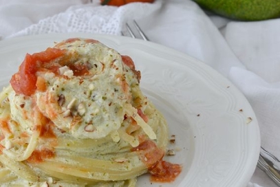 Spaghetti con crema di ricotta avocado e mandorle
