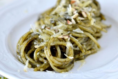 Spaghettoni con cavolo nero mandorle caciocavallo