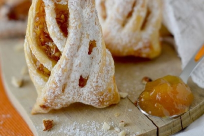 Sfogliatine con confettura di albicocche