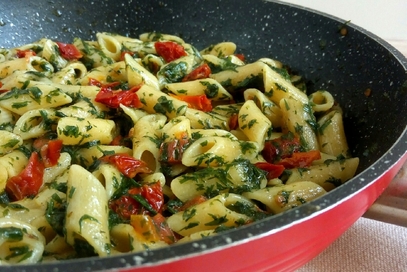 Pasta con foglie di carota e pomodori secchi