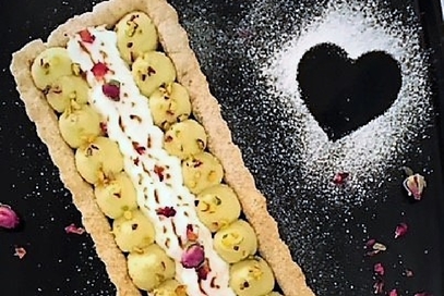 Crostata ai petali di rosa pistacchio e meringa