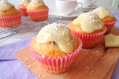 Muffin al cocco con cioccolato bianco e mirtilli