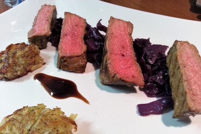 Tagliata di manzo con cavolo rosso e rosti