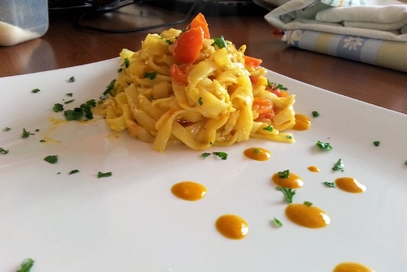 Tagliatelle con neonato e salsa alla curcuma