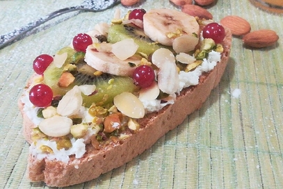 Pane tostato con ricotta e frutta