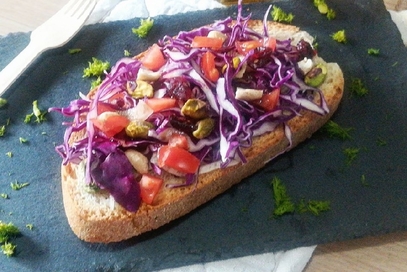 Bruschetta di cavolo rosso e frutta secca