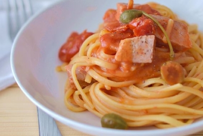 Linguine pomodorino tonno fresco olive e capperi