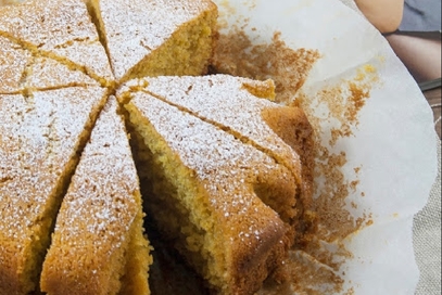 Torta senza glutine con bevanda all'avena