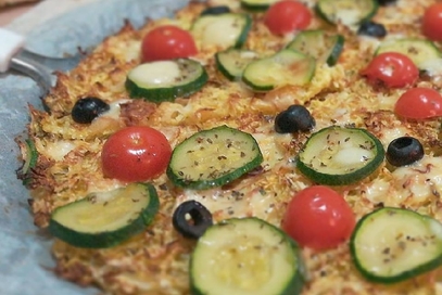 Finta pizza di verza con zucchine e pomodorini