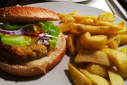 Burger di pesce e zucchine con avocado