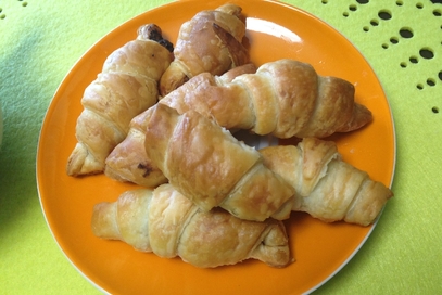 Croissant di pasta sfoglia con crema al cioccolato