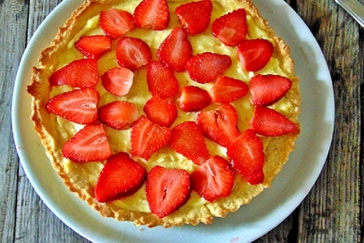 Crostata con crema pasticcera e fragole