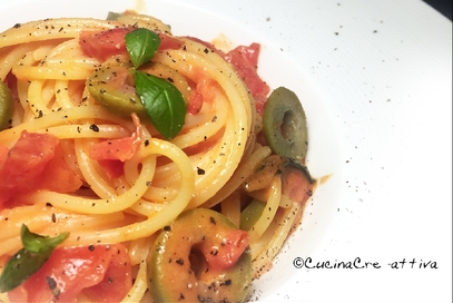 Spaghetti con datterini e robiola di capra