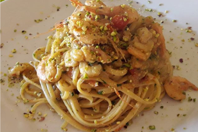 Linguine gamberoni pistacchi mandorle e ciliegino