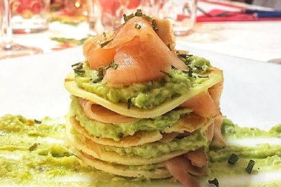 Millefoglie di crêpes al salmone e avocado