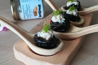 Cucchiaini di pane e prugne al tartufo