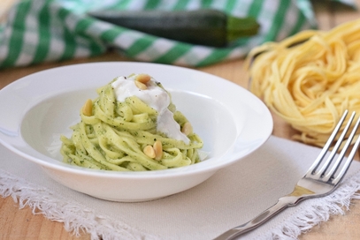 Tagliatelle con crema di zucchine e stracciatella