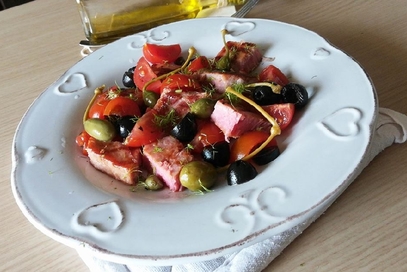 Tonno fresco in insalata con pomodorini ed olive