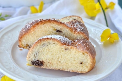 Treccia lievitata di pasta brioche con cioccolato