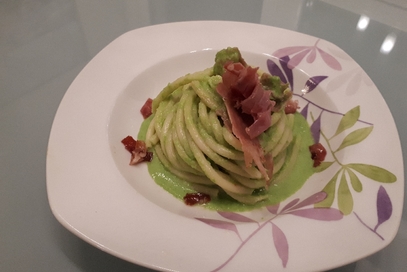 Bucatini con crema ai piselli e prosciutto crudo