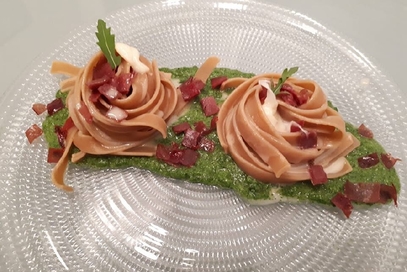 Tagliatelle con pesto di rucola, bresaola e asiago