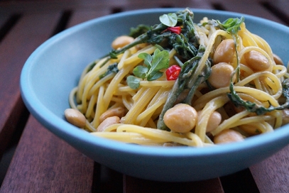 Spaghetti al mais con lupini e vitalba