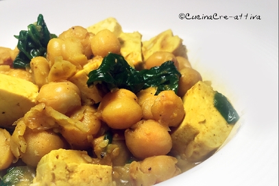 Ceci alla curcuma, tofu affumicato, spinaci