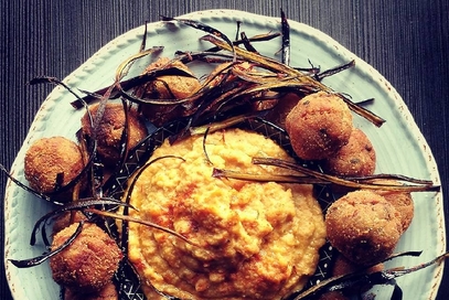 Sfere di melanzane e hummus