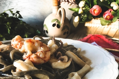 Linguine al nero di seppia con frutti di mare