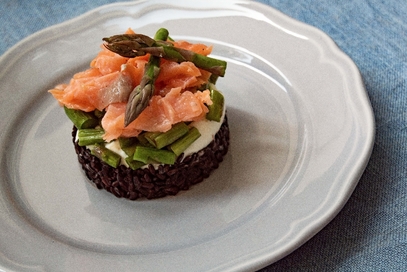 Tartare di riso nero, salmone, robiola e asparagi